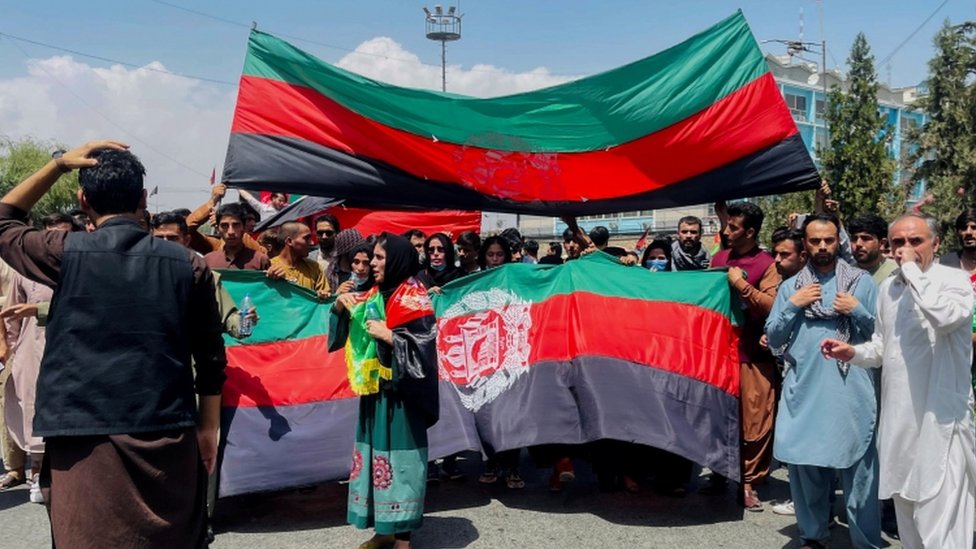 التظاهرات المتفرقة التي ترفع العلم الأفغاني القديم تشير إلى أن هناك من هم على استعداد لتحدي طالبان