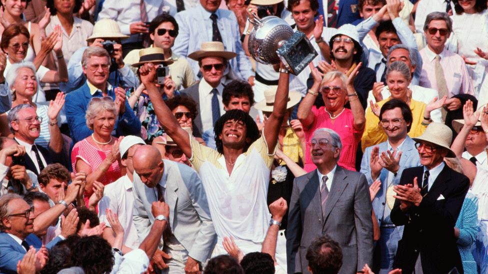 Yannick Noah fue el último campeón local del Grand Slam francés ganó en 1983. Yannick Noah fue el último campeón local del Abierto Francés. Aquí celebra su triunfo en 1983.