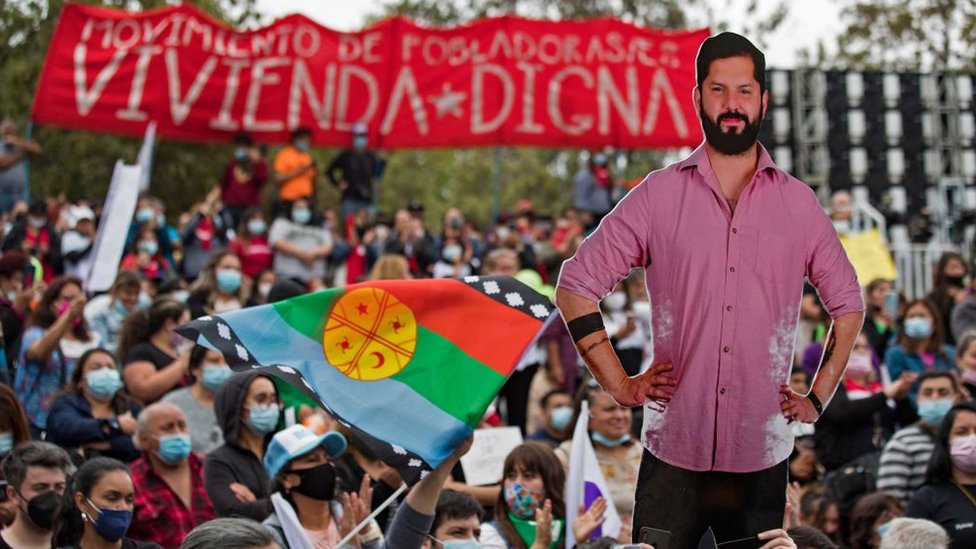 Personas en un mitín político a favor de Gabriel Boric en Santiago