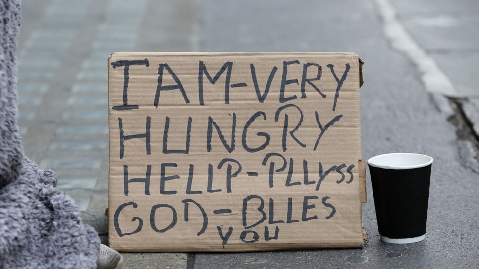 Cartel que dice: "Tengo mucha hambre. Ayuda. Dioes les bendiga".