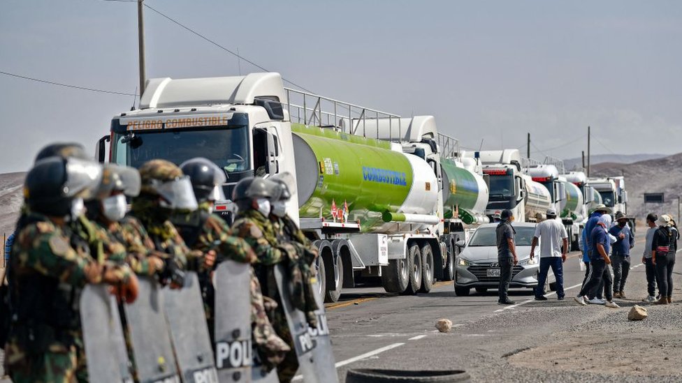 Polícia de choque em guarda durante bloqueio de caminhões na Rodovia Panamericana do Sul nos arredores de Arequipa, no Peru, durante protesto contra aumento do combustível em março de 2021