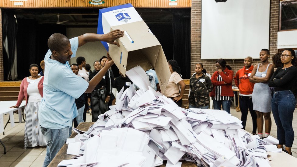 Независимый избирательный комиссар (НИК) открывает урну для голосования, когда в начальной школе Аддингтона начинается подсчет голосов после завершения голосования на шестых общенациональных выборах в Дурбане 8 мая 2019 года.