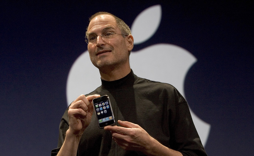 Стив Джобс представляет новый iPhone на MacWorld Expo в июне 2007 года