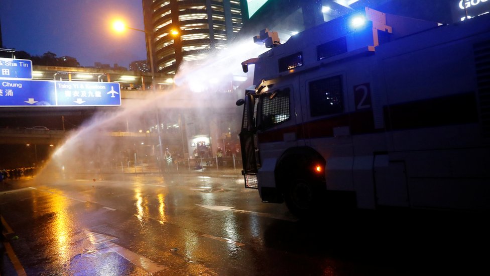 過去周末的警民衝突中，香港警察首次利用水炮車驅散示威者。