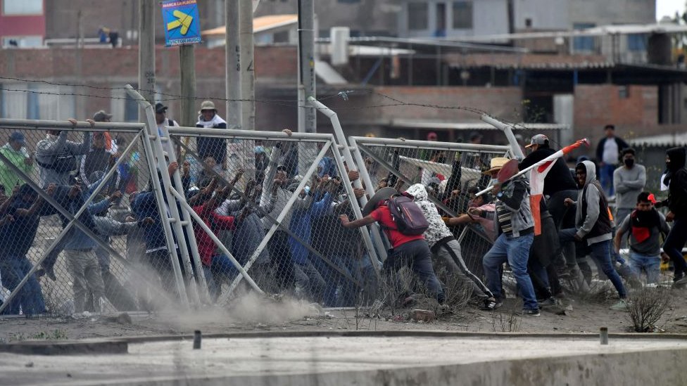 Os manifestantes tentando invadir o aeroporto de Arequipa