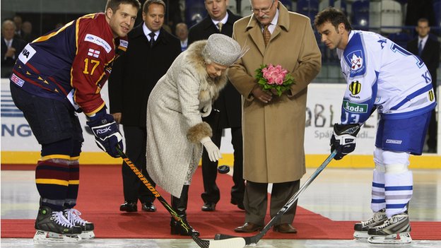 Tokom posete Slovačkoj 2008, kraljica je pozvana da spusti pak na hokejaškom meču između Gilford Flejmsa i Akvasiti Poprada