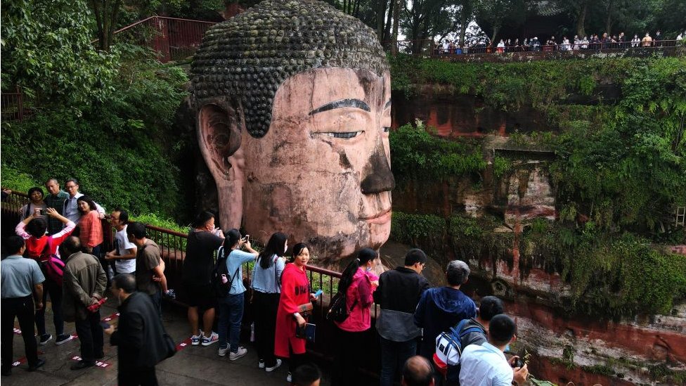 Туристы посещают Будду Лэшань в провинции Сычуань