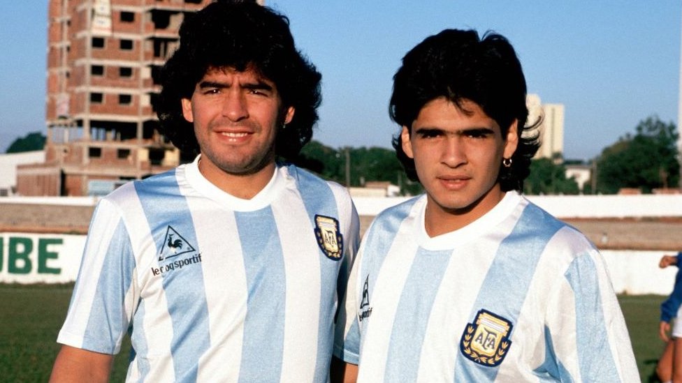 Diego y Armando Maradona luciendo la camiseta de la selección argentina en 1986.
