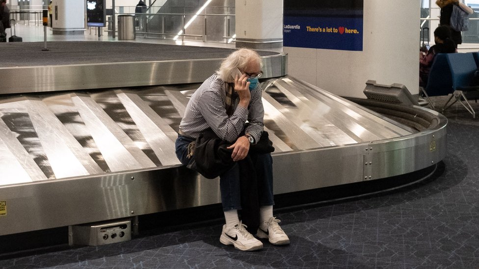 Una mujer espera su equipaje en el aeropuerto JFK de Nueva York