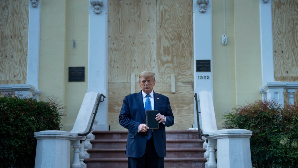 Президент США Дональд Трамп держит Библию во время посещения церкви Святого Иоанна напротив Белого дома