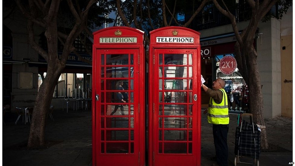 Los gibraltareños votaron masivamente para quedarse dentro de la Unión Europea. Un hombre limpia una caseta telefónica en la calle en Gibraltar.