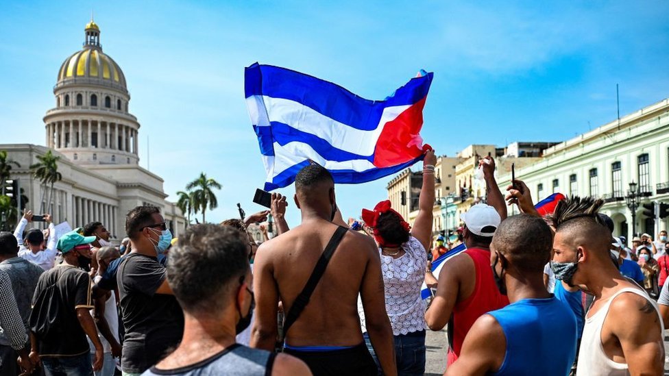 Kubanci ispred Havanske kuće tokom demonstracija protiv vlade kubanskog predsednika Migel Dijaz- Kanela u Havani, u julu, 2021. godine