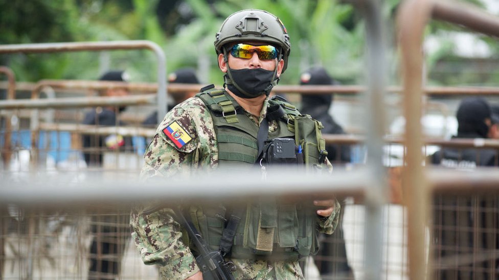 Un policía militar en las afueras de la cárcel de Guayaquil.