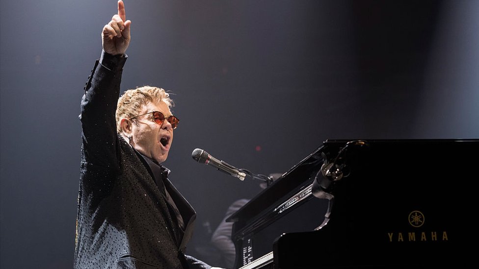 Todos estos años después, sigue estando en la cima. Elton John