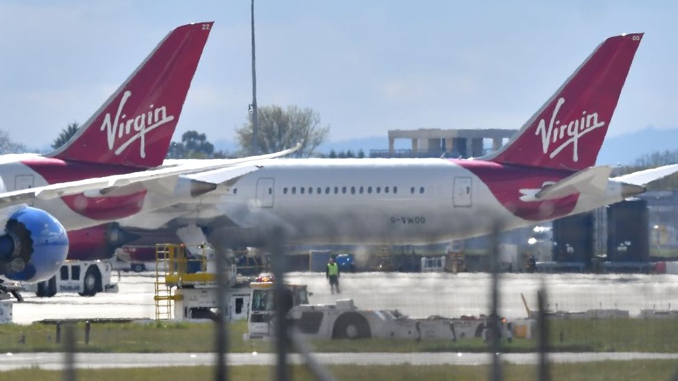 Припаркованные самолеты Virgin Atlantic в аэропорту Хитроу