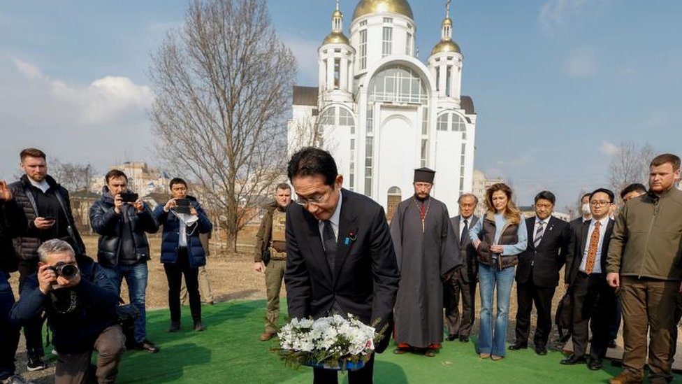 Fumio Kišida odaje počast žrtvama na mestu masovne grobnice u Buči, blizu Kijeva