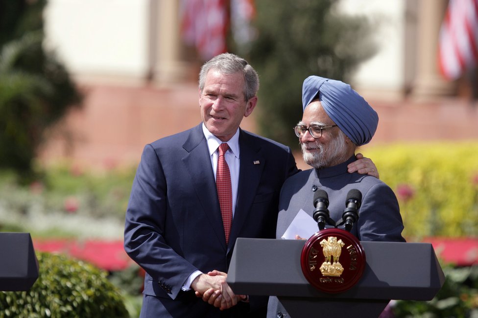 Джордж Буш (слева) с Манмоханом Сингхом (справа)