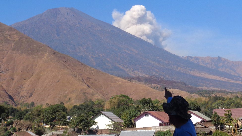 Гора Ринджани извергает вулканический пепел в Восточном Ломбоке, Западная Нуса-Тенгара, Индонезия (4 ноября 2015 г.)