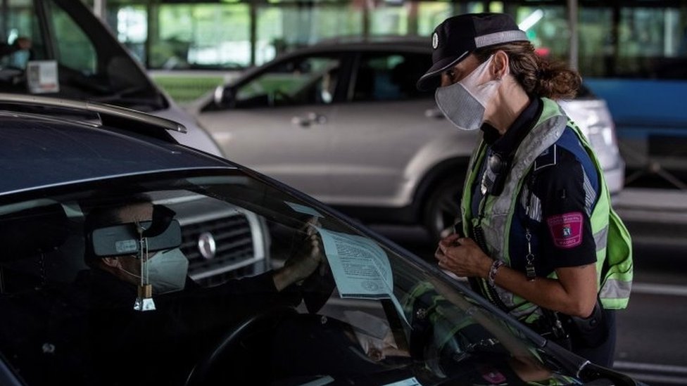 Madrid'de bir şöförle konuşan polis.