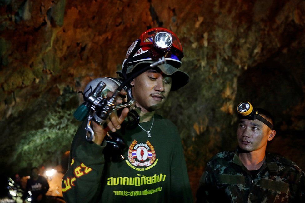 Salah satu usaha yang dilakukan untuk mengurangi air di gua adalah dengan cara membor batu.