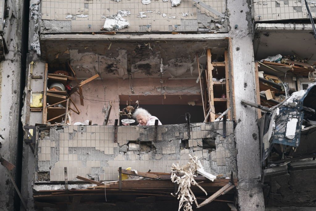 Una anciana en un edificio destruido en Kiev tras los ataques rusos.