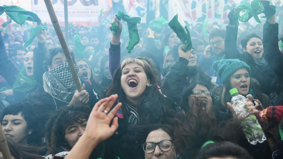 La marea verde festeja: fue cuando se anunció la media sanción conseguida en Diputados, tras 23 horas de debate parlamentario y vigilia en las calles. Manifestantes a favor de la despenalización en la Plaza de los Congresos, Buenos Aires