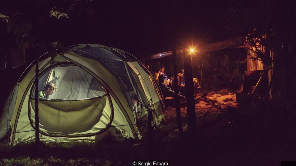 Un campamento nocturno de científicos