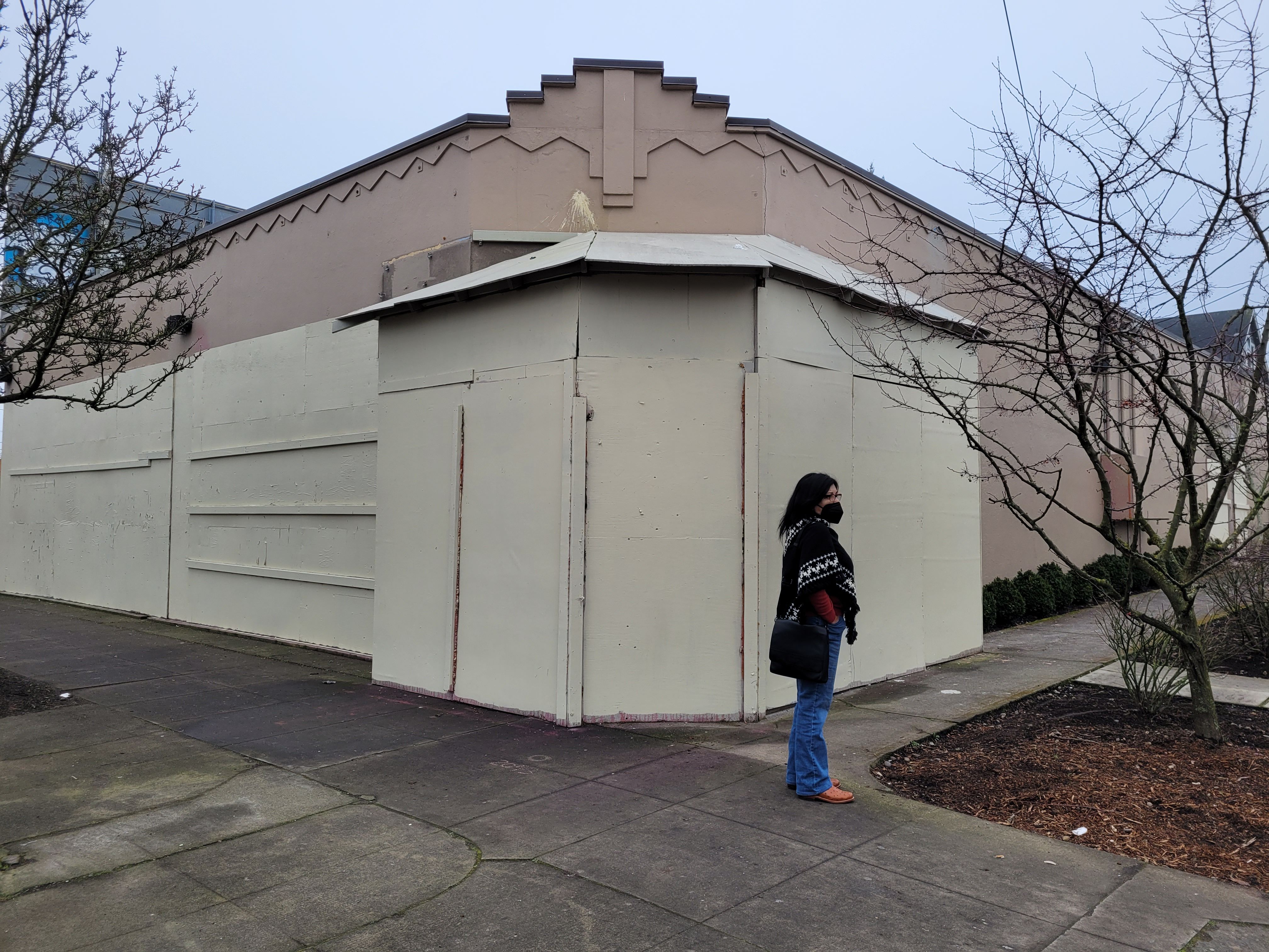 Marta Guembes frente a la exsede de la Asociación de Policía de Portland, el 12 de febrero de 2022.