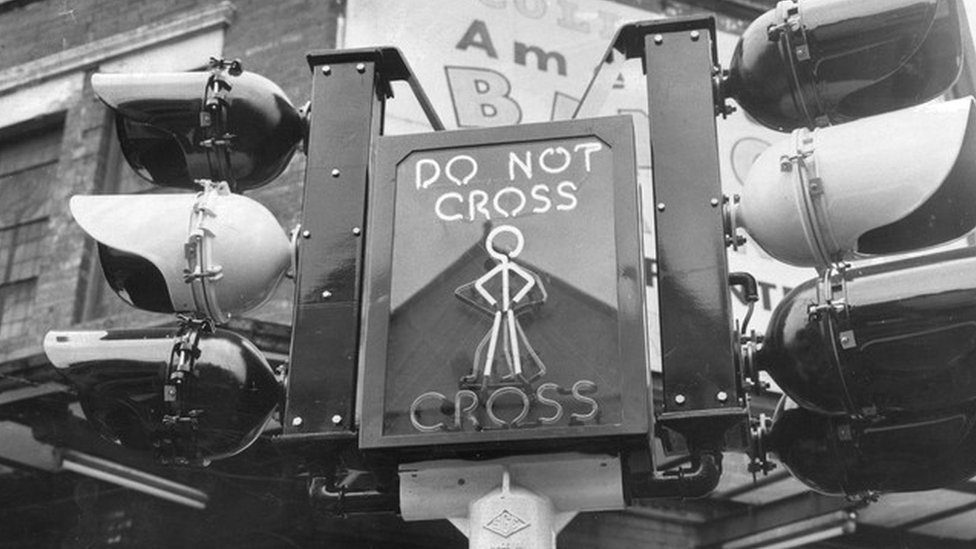 El lenguaje se usó también en programas de radio y televisión británicos de los años 60, donde dio margen para bromas que, de otro modo, no hubieran sido posibles. Un semáforo de los años 60 en Londres