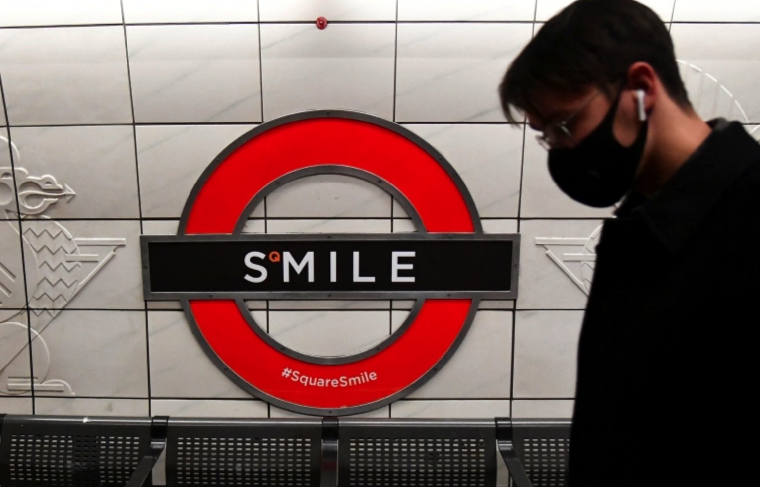 Uso de máscaras segue sendo obrigatório em alguns lugares, como no transporte público em Londres