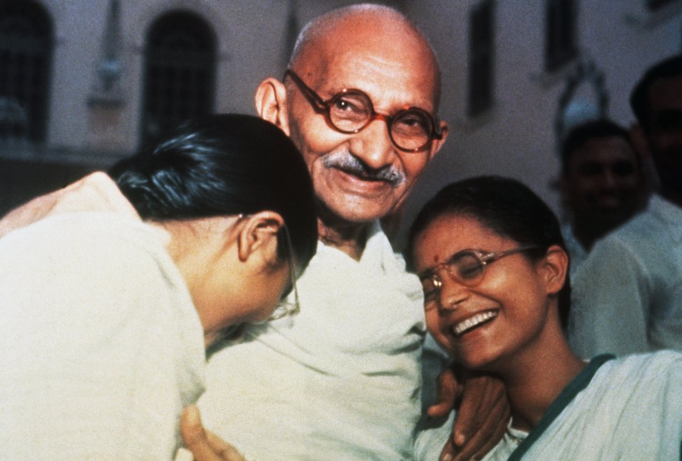Mahatma Gandhi ríe con sus nietas Manu (izq.) y Abha (der.) en Nueva Delhi