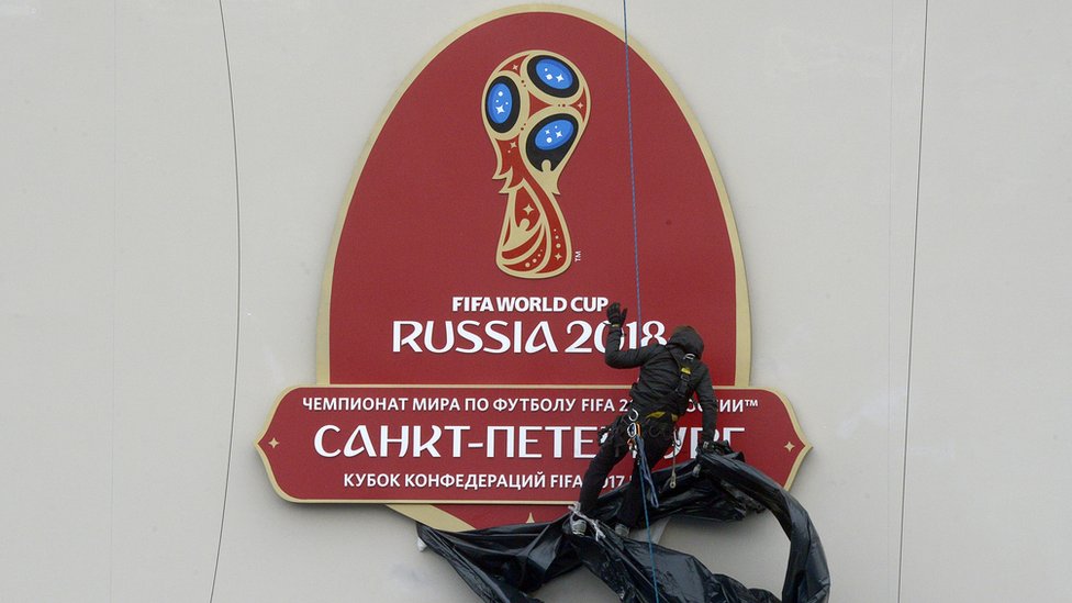 En Brasil se implementó el uso de la tecnología de gol y en Rusia se utilizará el videoarbitraje. Placa del estadio Zenit Arena en San Petersburgo