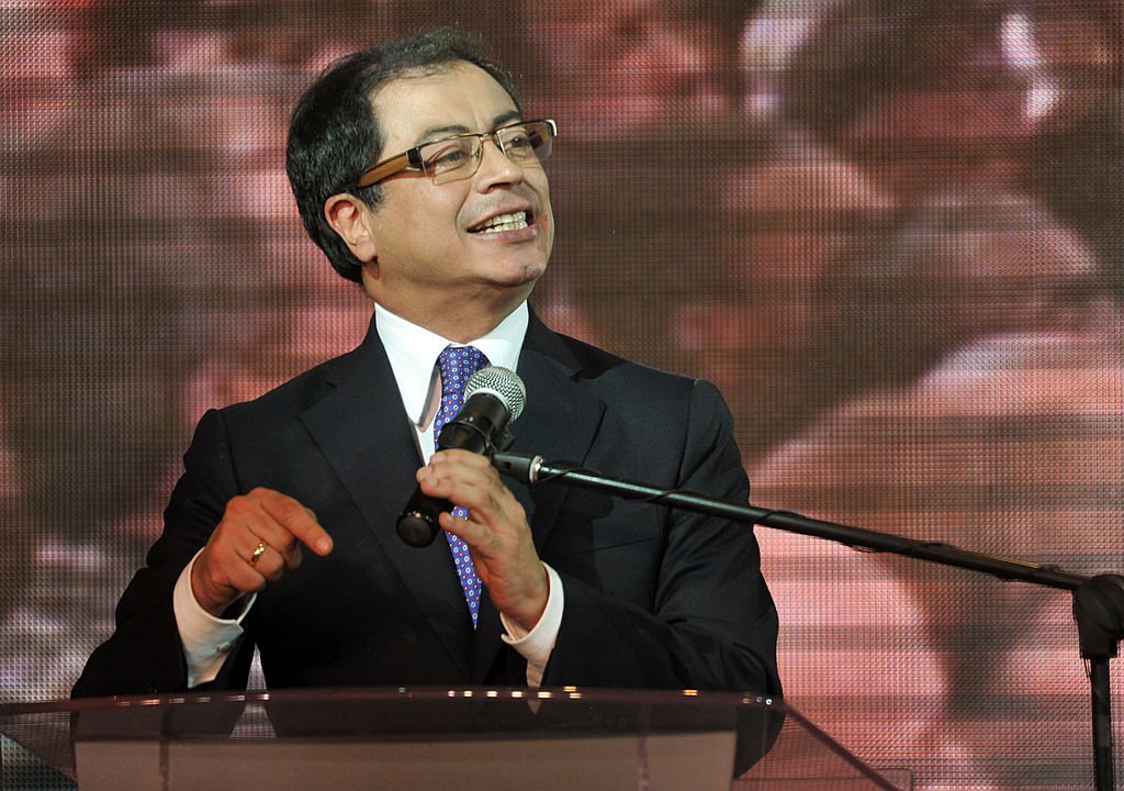 Gustavo Petro ofrece un discurso luego de ganar la elección por la alcaldía de Bogotá.