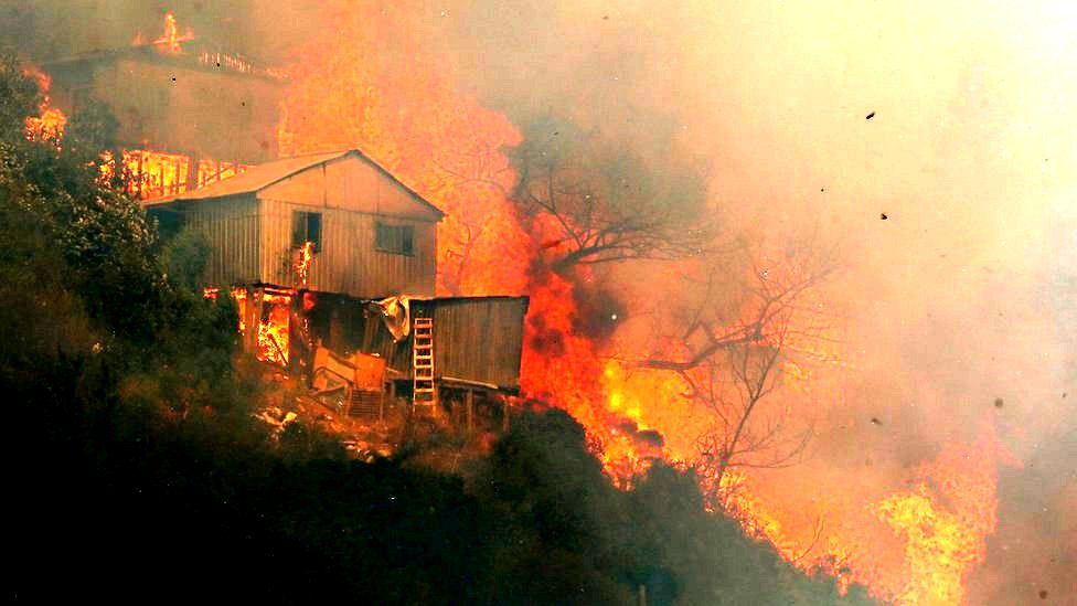 Chile: las imágenes del incendio que arrasó con más de 100 casas en  Valparaíso - BBC News Mundo