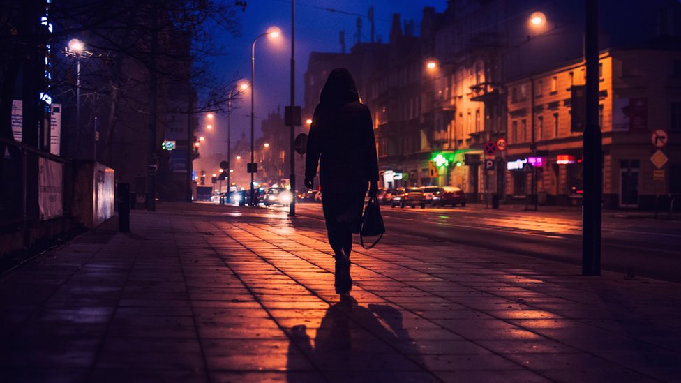 Gece yürüyen bir kadın