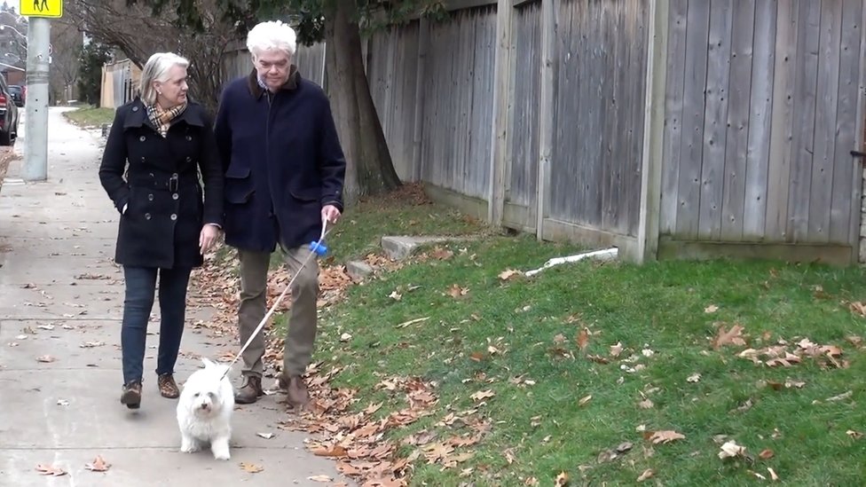 Фрэнк Пламмер с женой Джо гуляют с собакой