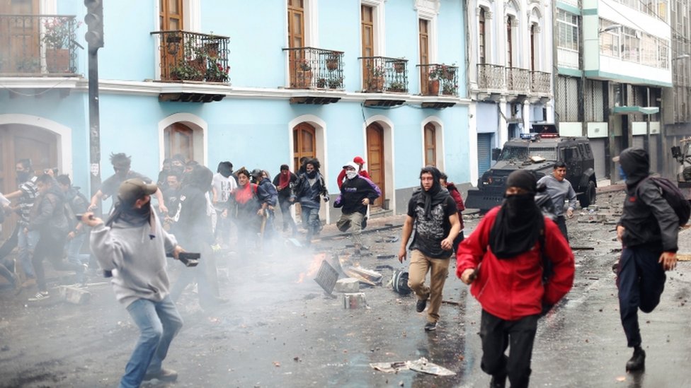 Столкновения демонстрантов с полицией по охране общественного порядка во время акций протеста против предложения президента Морено отменить топливные субсидии четырехлетней давности