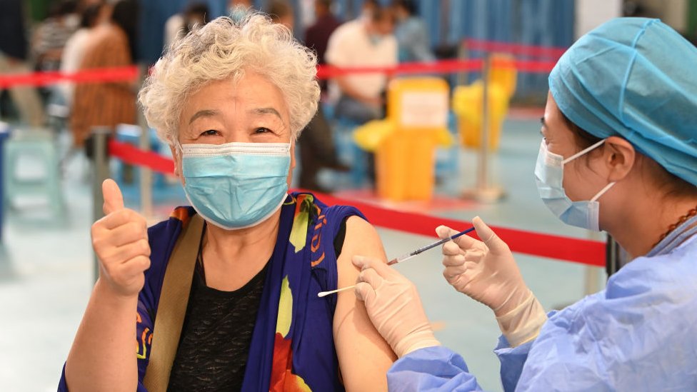 Mujer vacunada en China