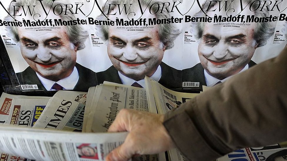 Capas de revista sobre o escândalo em que se lê: Bernie Madoff, monstro