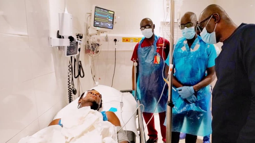 Губернатор Лагоса Бабаджиде Санво-Олу (справа) навещает нескольких раненых в больнице - 21 октября 2020 г.