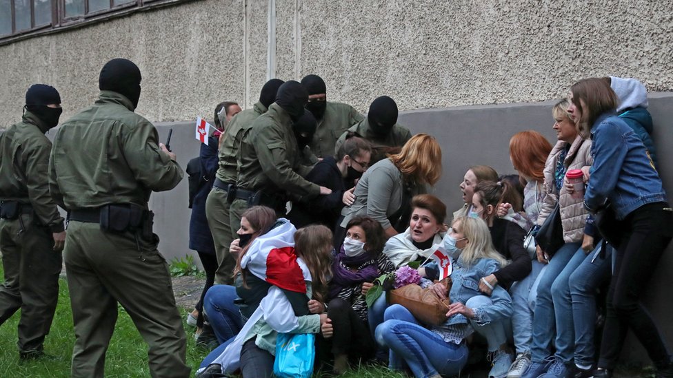 Mulheres são detidas durante uma passeata em apoio a Maria Kolesnikova e outros líderes da oposição