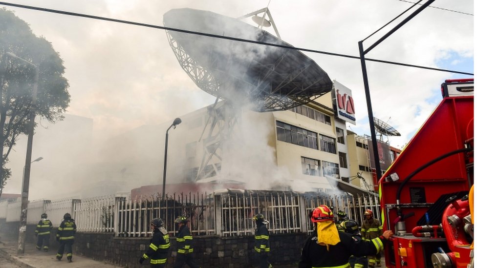 Пожарные работают над тушением пожара в офисе эквадорской телекомпании Teleamazonas. 12 окт 2019