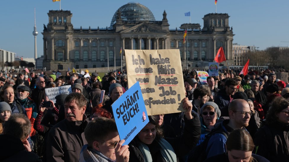 Протестующие у здания канцелярии в Берлине