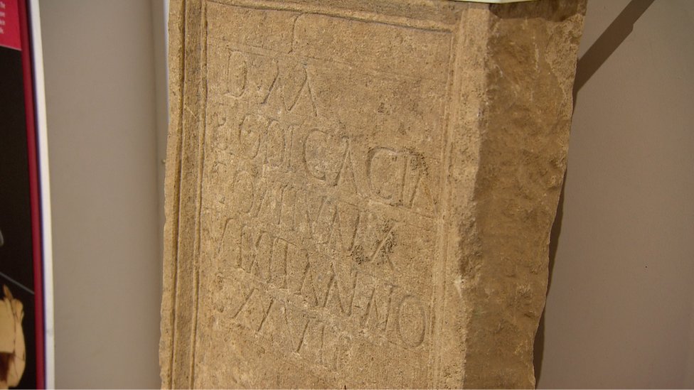 Римское надгробие в музее Кориниума