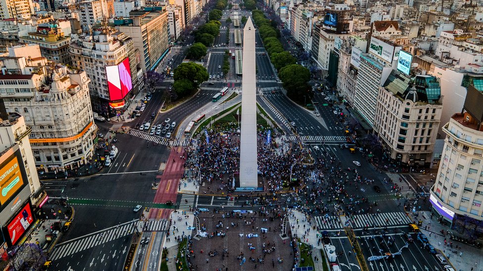 Поклонники собираются вокруг Обелиска Буэнос-Айреса, чтобы подбодрить и воздать должное