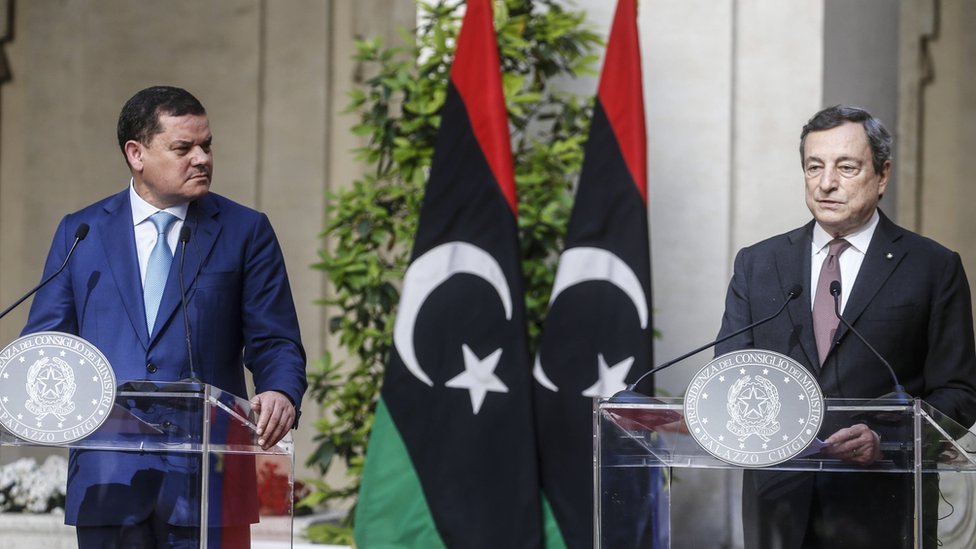 İtalya Başbakanı Mario Draghi (sağda) ve Libya Başbakanı Abdülhamid Dibeybe