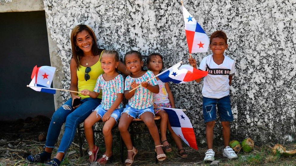 Niños con banderas de Panama.