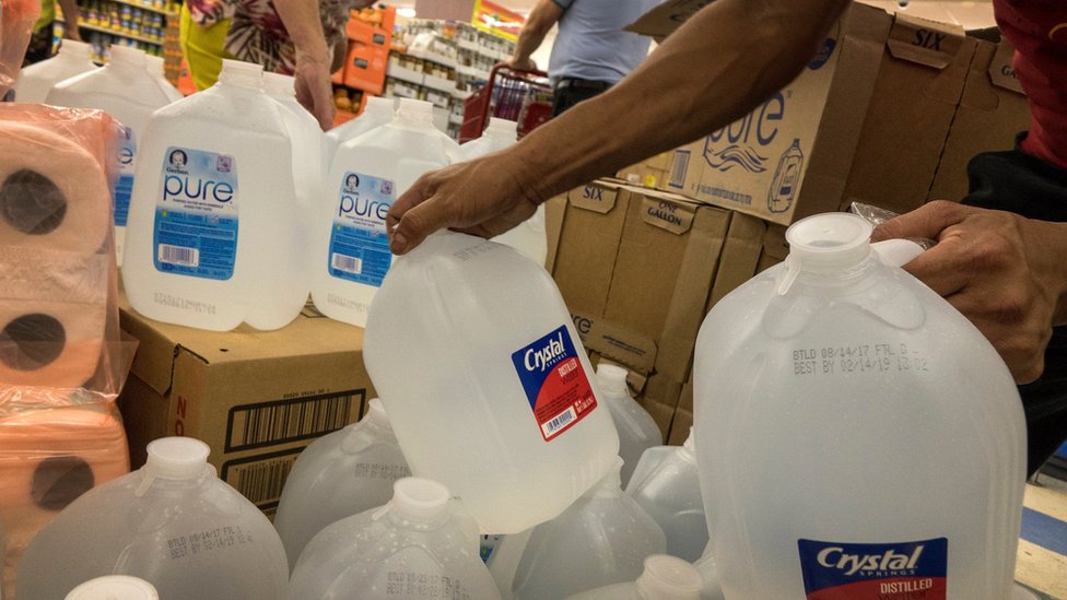 El agua embotellada se agotó en algunos supermercados y tiendas por departamento. Agua