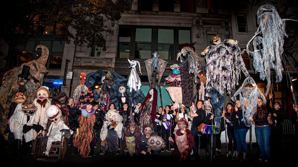 Марионетки Брэндона Харди с парада Хэллоуина в деревне Нью-Йорка в 2018 году
