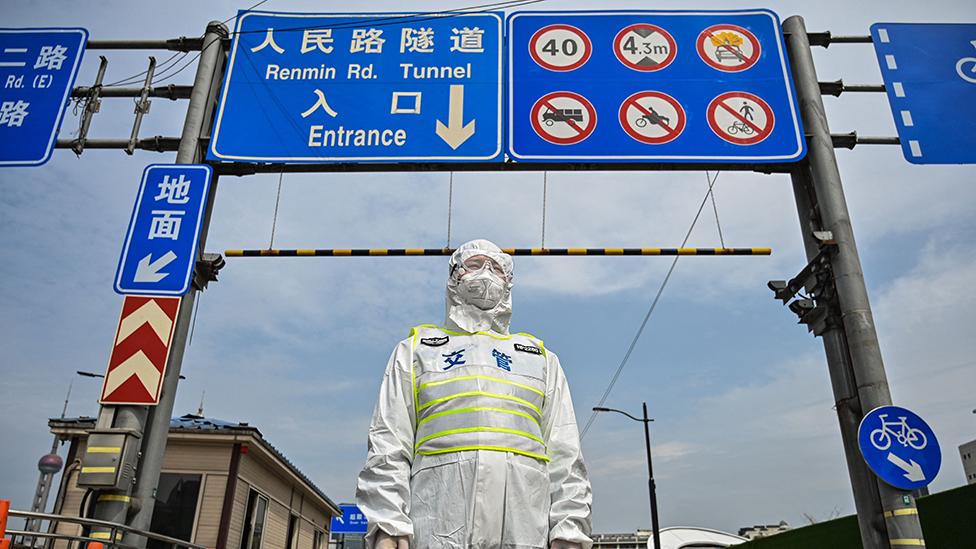 3月28日，一名身穿防護服的上海交管控制進入浦東區方向的隧道入口